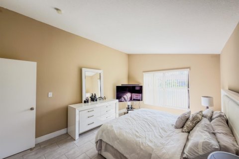 Villa ou maison à louer à Pembroke Pines, Floride: 3 chambres, 162.3 m2 № 2191957 - photo 15