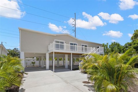 House in Saint Petersburg, Florida 3 bedrooms, 167.22 sq.m. № 1916605 - photo 2
