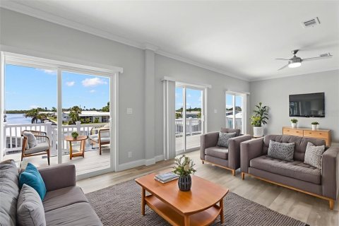 House in Saint Petersburg, Florida 3 bedrooms, 167.22 sq.m. № 1916605 - photo 17