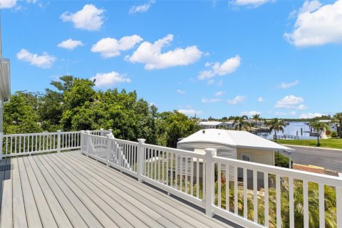 House in Saint Petersburg, Florida 3 bedrooms, 167.22 sq.m. № 1916605 - photo 4