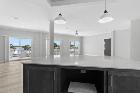 House in Saint Petersburg, Florida 3 bedrooms, 167.22 sq.m. № 1916605 - photo 24