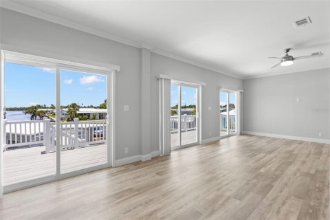 House in Saint Petersburg, Florida 3 bedrooms, 167.22 sq.m. № 1916605 - photo 18