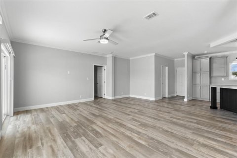 House in Saint Petersburg, Florida 3 bedrooms, 167.22 sq.m. № 1916605 - photo 10
