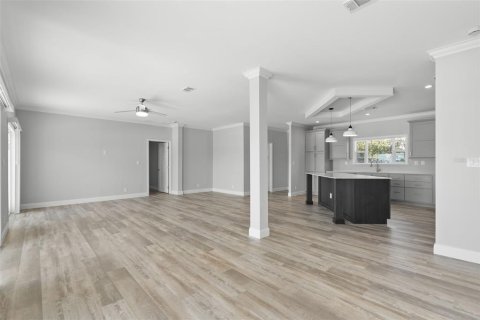 House in Saint Petersburg, Florida 3 bedrooms, 167.22 sq.m. № 1916605 - photo 8