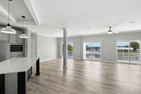 House in Saint Petersburg, Florida 3 bedrooms, 167.22 sq.m. № 1916605 - photo 14