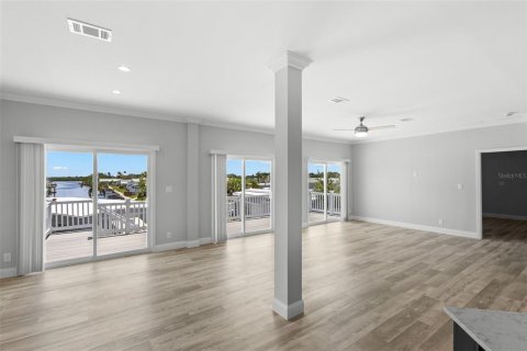 House in Saint Petersburg, Florida 3 bedrooms, 167.22 sq.m. № 1916605 - photo 16