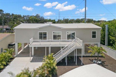 House in Saint Petersburg, Florida 3 bedrooms, 167.22 sq.m. № 1916605 - photo 1