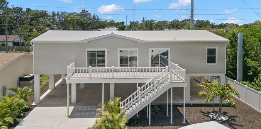 House in Saint Petersburg, Florida 3 bedrooms, 167.22 sq.m. № 1916605