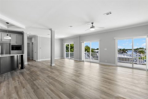 House in Saint Petersburg, Florida 3 bedrooms, 167.22 sq.m. № 1916605 - photo 12