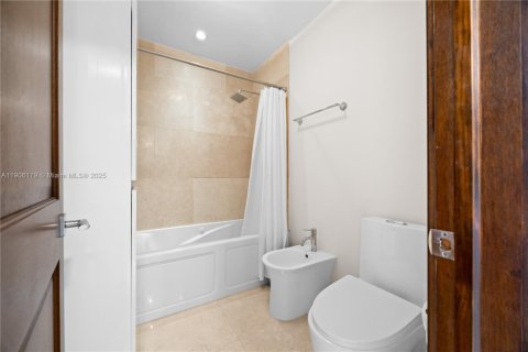 Снять в аренду виллу или дом в Корал-Гейблс, Флорида 6 спален, 524.25м2, № 1956959 - фото 25