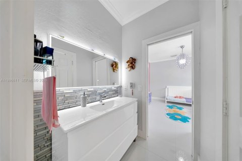 Купить виллу или дом в Майами, Флорида 4 спальни, 239.69м2, № 2067420 - фото 23