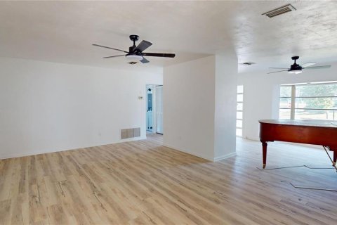 Casa en venta en Deltona, Florida, 4 dormitorios, 157.84 m2 № 2237450 - foto 10