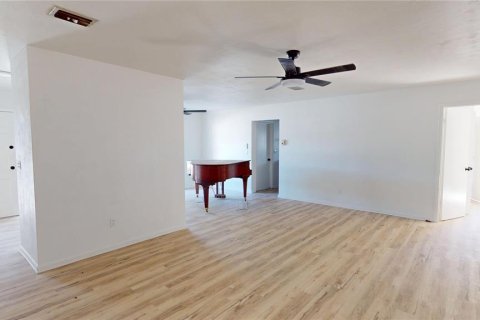 Casa en venta en Deltona, Florida, 4 dormitorios, 157.84 m2 № 2237450 - foto 9
