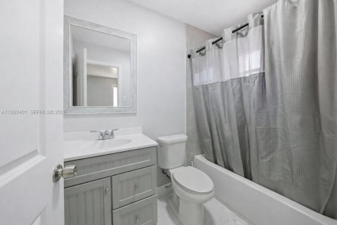 House in Homestead, Florida 3 bedrooms, 174.66 sq.m. № 2059464 - photo 10