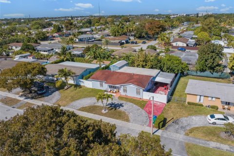 House in Homestead, Florida 3 bedrooms, 174.66 sq.m. № 2059464