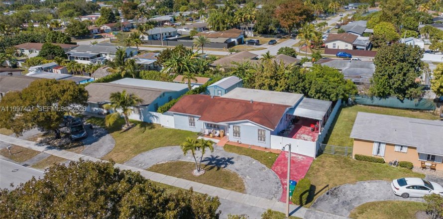 House in Homestead, Florida 3 bedrooms, 174.66 sq.m. № 2059464