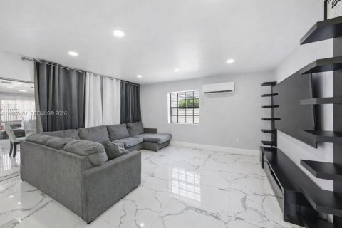 House in Homestead, Florida 3 bedrooms, 174.66 sq.m. № 2059464 - photo 16