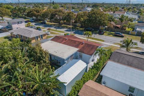 House in Homestead, Florida 3 bedrooms, 174.66 sq.m. № 2059464 - photo 27