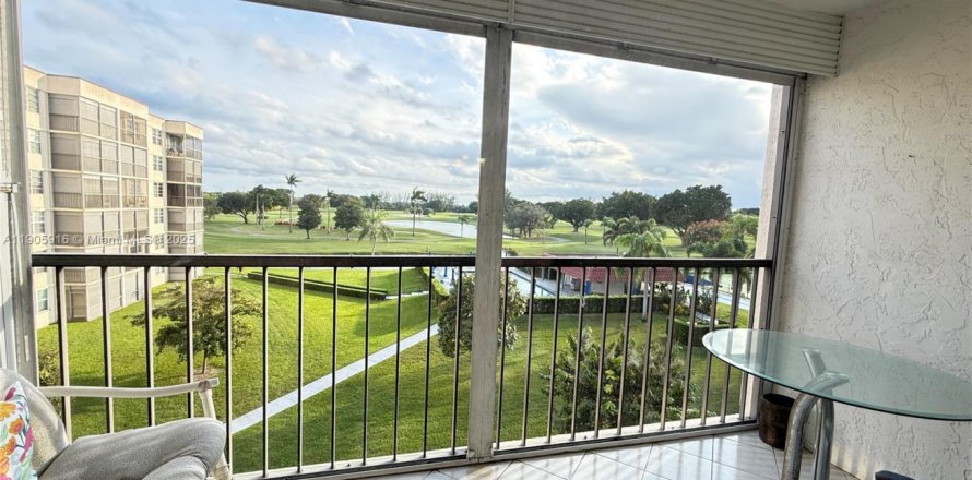 Кондоминиум с 1 спальней в Пемброк-Пайнс, Флорида № 1957271