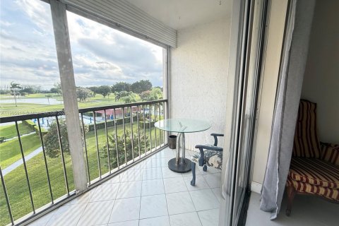 Снять в аренду кондоминиум в Пемброк-Пайнс, Флорида 1 спальня, 74.32м2, № 1957271 - фото 2