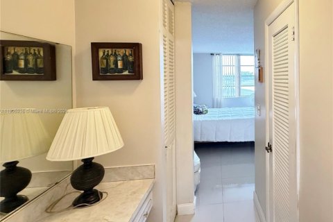 Снять в аренду кондоминиум в Пемброк-Пайнс, Флорида 1 спальня, 74.32м2, № 1957271 - фото 17