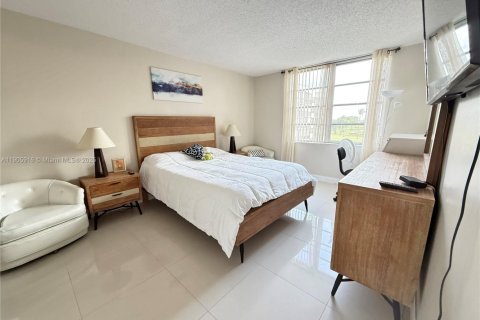 Снять в аренду кондоминиум в Пемброк-Пайнс, Флорида 1 спальня, 74.32м2, № 1957271 - фото 13