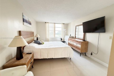 Снять в аренду кондоминиум в Пемброк-Пайнс, Флорида 1 спальня, 74.32м2, № 1957271 - фото 15