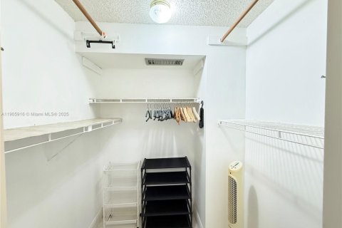 Снять в аренду кондоминиум в Пемброк-Пайнс, Флорида 1 спальня, 74.32м2, № 1957271 - фото 18