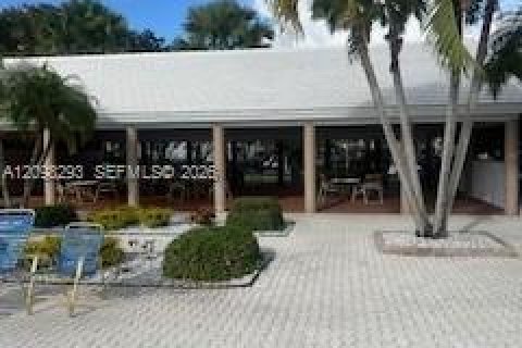 Condo in Tamarac, Florida, 2 bedrooms  № 2399984 - photo 11