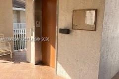 Condo in Tamarac, Florida, 2 bedrooms  № 2399984 - photo 6