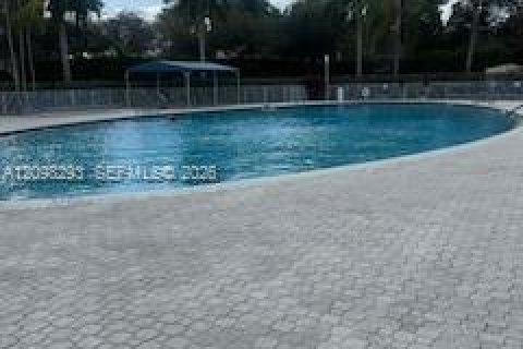 Condo in Tamarac, Florida, 2 bedrooms  № 2399984 - photo 9