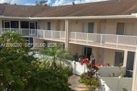 Condo in Tamarac, Florida, 2 bedrooms  № 2399984 - photo 5