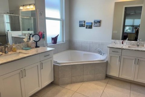House in Bradenton, Florida 2 bedrooms, 183.39 sq.m. № 2230882 - photo 6