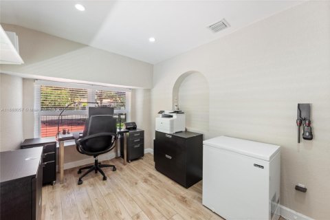 Casa en venta en Miami, Florida, 3 dormitorios, 173.73 m2 № 1940938 - foto 18