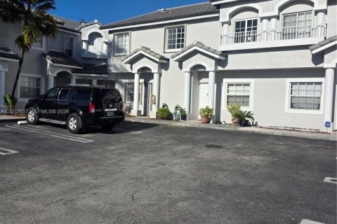Townhouse in Miami, Florida 3 bedrooms, 106.84 sq.m. № 2068067 - photo 2