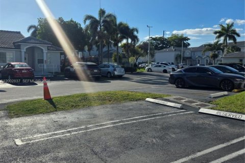 Townhouse in Miami, Florida 3 bedrooms, 106.84 sq.m. № 2068067 - photo 6