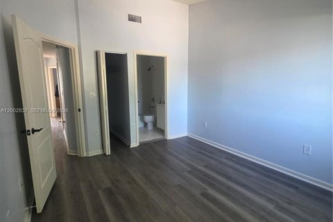 Townhouse in Miami, Florida 3 bedrooms, 106.84 sq.m. № 2068067 - photo 18