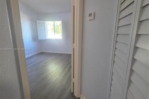 Townhouse in Miami, Florida 3 bedrooms, 106.84 sq.m. № 2068067 - photo 16