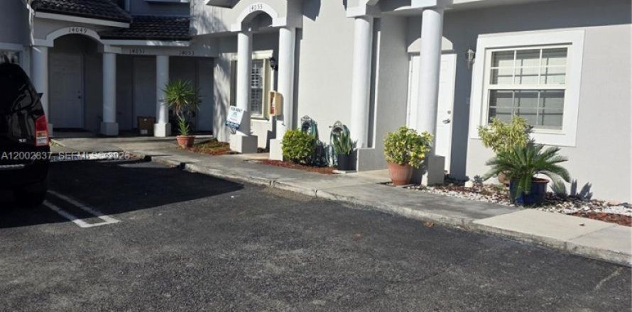 Townhouse in Miami, Florida 3 bedrooms, 106.84 sq.m. № 2068067