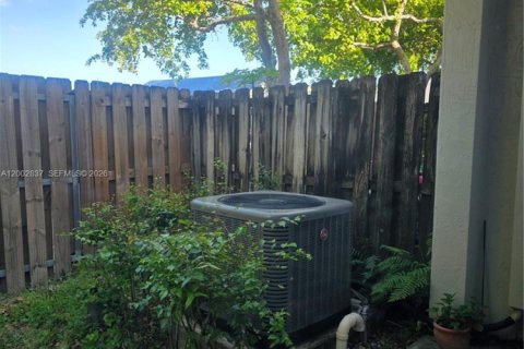 Townhouse in Miami, Florida 3 bedrooms, 106.84 sq.m. № 2068067 - photo 30