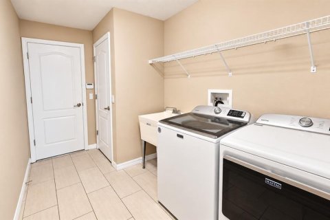 House in Tampa, Florida 6 bedrooms, 384.8 sq.m. № 2349613 - photo 19