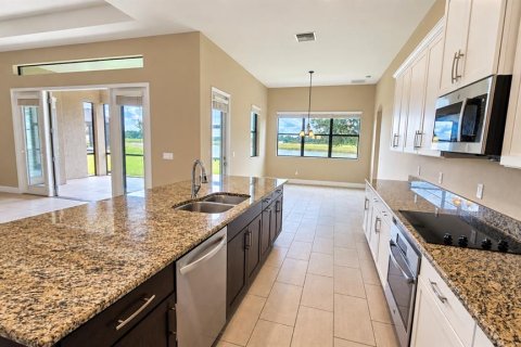House in Tampa, Florida 6 bedrooms, 384.8 sq.m. № 2349613 - photo 5