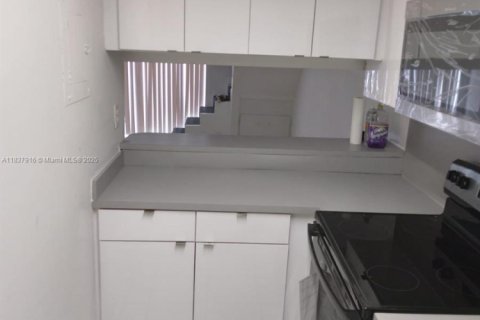 Condominio en venta en Hialeah, Florida, 1 dormitorio, 68.47 m2 № 1823584 - foto 7