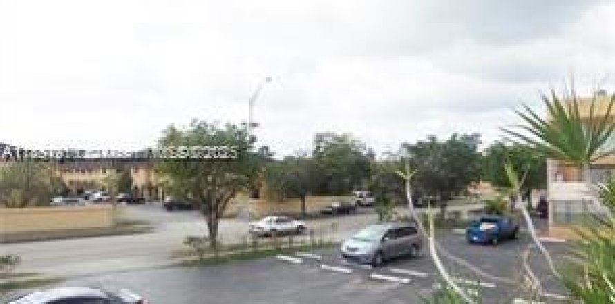 Condominio en Hialeah, Florida, 1 dormitorio  № 1823584