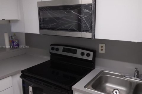 Condominio en venta en Hialeah, Florida, 1 dormitorio, 68.47 m2 № 1823584 - foto 3
