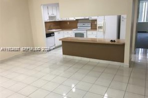 Снять в аренду кондоминиум в Авентура, Флорида 2 спальни, 108.7м2, № 1991648 - фото 1