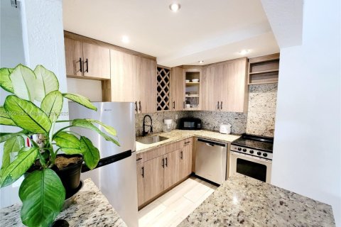 Condominio en venta en Pinecrest, Florida, 2 dormitorios, 74.79 m2 № 1951946 - foto 3
