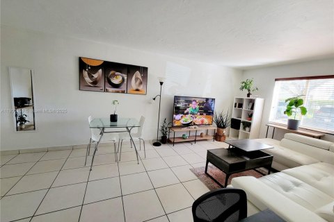 Condominio en venta en Pinecrest, Florida, 2 dormitorios, 74.79 m2 № 1951946 - foto 11