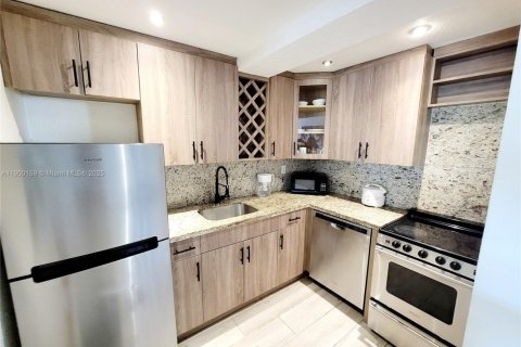 Condominio en venta en Pinecrest, Florida, 2 dormitorios, 74.79 m2 № 1951946 - foto 4