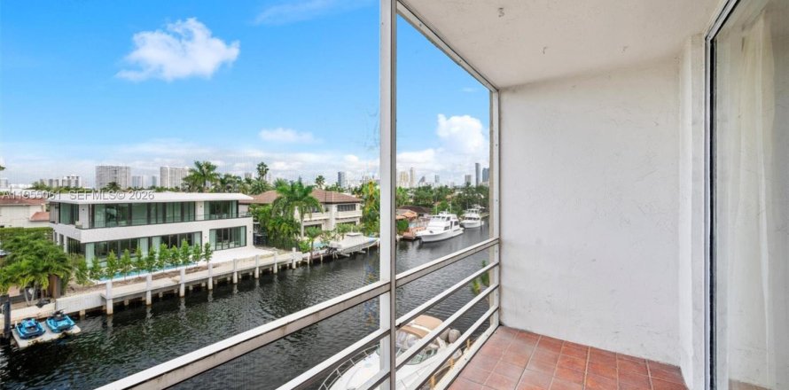 Condominio en North Miami Beach, Florida, 1 dormitorio  № 2010948